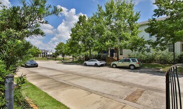15 E Breezy Way in The Woodlands, TX - Building Photo - Building Photo