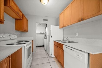 701 N 70th Ave in Hollywood, FL - Building Photo - Building Photo