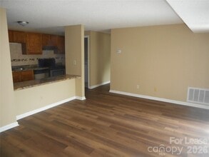 9329 Old Concord Rd in Charlotte, NC - Foto de edificio - Building Photo