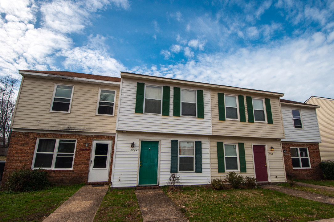 Peach Street Townhomes in Portsmouth, VA - Building Photo