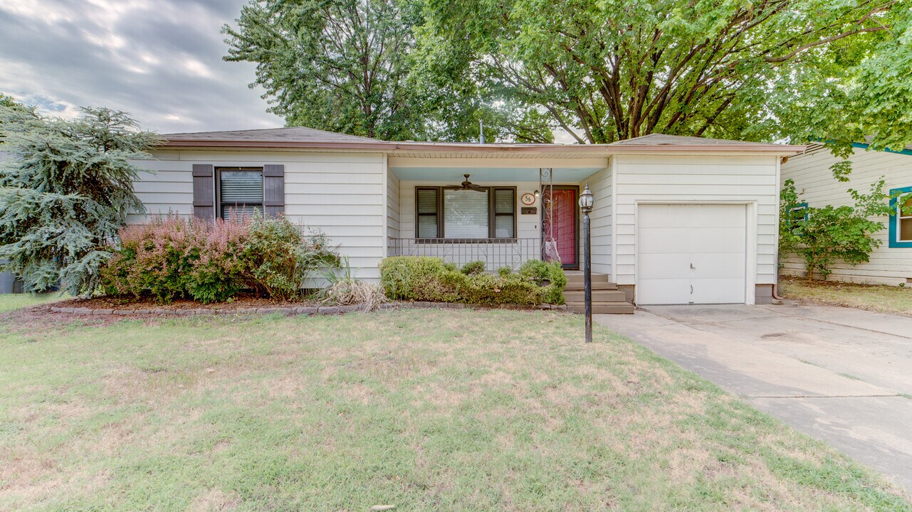 56 E 52nd St in Tulsa, OK - Building Photo