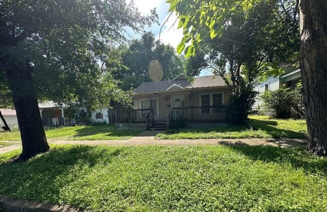 property at 504 N 4th St