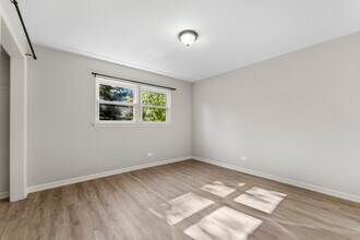 740 E North Broadway St in Lombard, IL - Foto de edificio - Building Photo