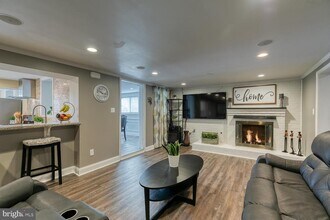 1206 Riggs Ct in Woodbridge, VA - Foto de edificio - Building Photo