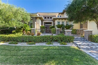 10117 Edgecliff Ln in Las Vegas, NV - Building Photo - Building Photo