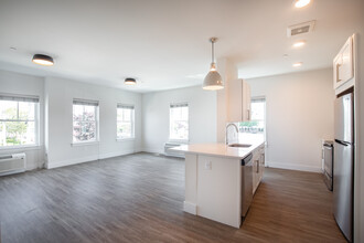 Eleven Maple in Bay Shore, NY - Building Photo - Interior Photo