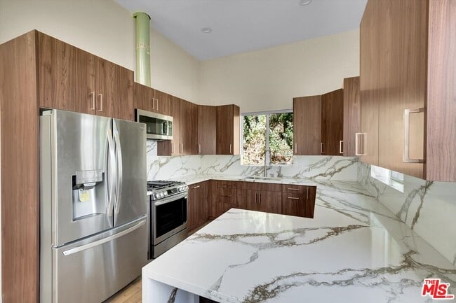 19545 San Jose St in Los Angeles, CA - Foto de edificio - Building Photo