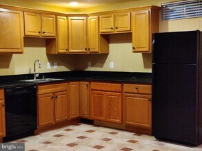 8400 Hessian Hill Ct in Linton Hall, VA - Building Photo - Building Photo