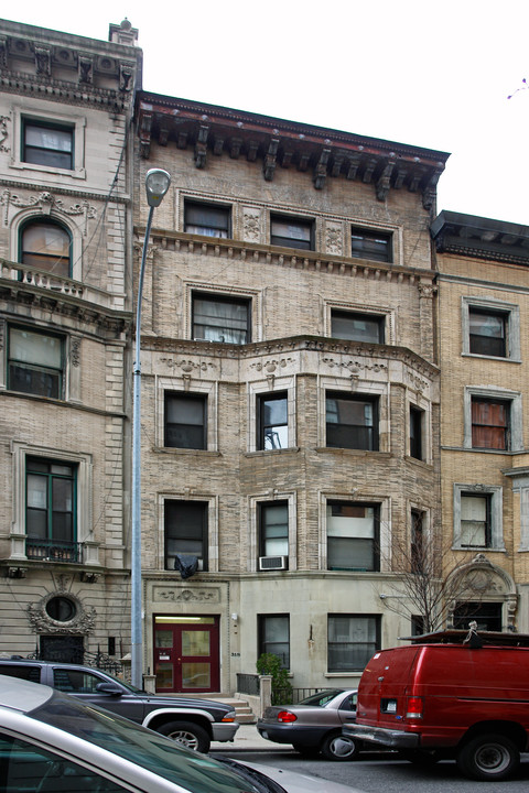 318 W 75th St in New York, NY - Building Photo