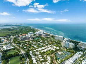 445 Grand Bay Dr in Key Biscayne, FL - Building Photo - Building Photo