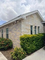 9 W Broome St in Edinburg, TX - Building Photo
