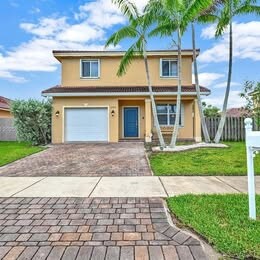 8986 SW 214th Ter in Cutler Bay, FL - Building Photo