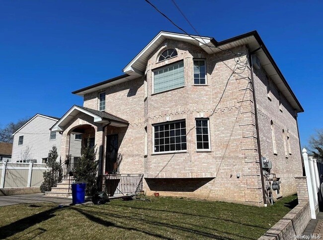 256-07 60th Ave in Queens, NY - Foto de edificio - Building Photo