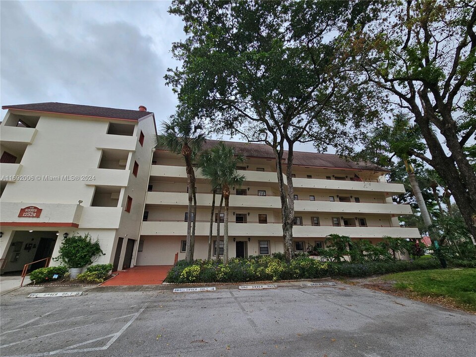 12524 Shoreline Dr in Wellington, FL - Building Photo