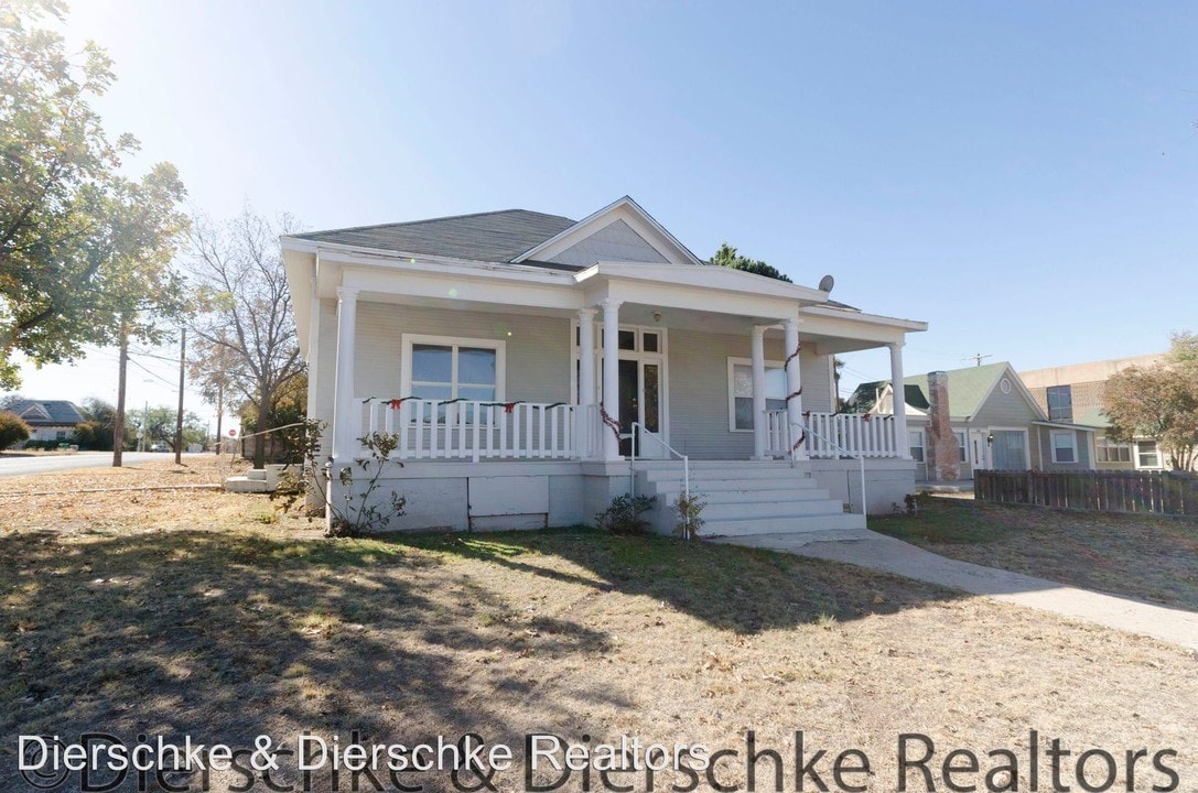 301 W Ave A in San Angelo, TX - Foto de edificio