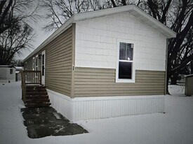 136 Lynn Ln in Mankato, MN - Building Photo