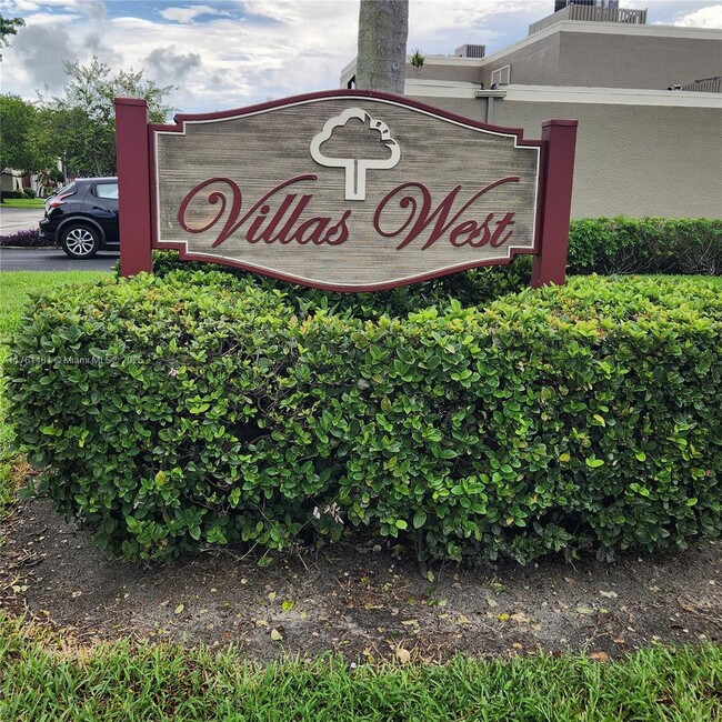 11011 S Lakeview Dr in Pembroke Pines, FL - Building Photo - Building Photo
