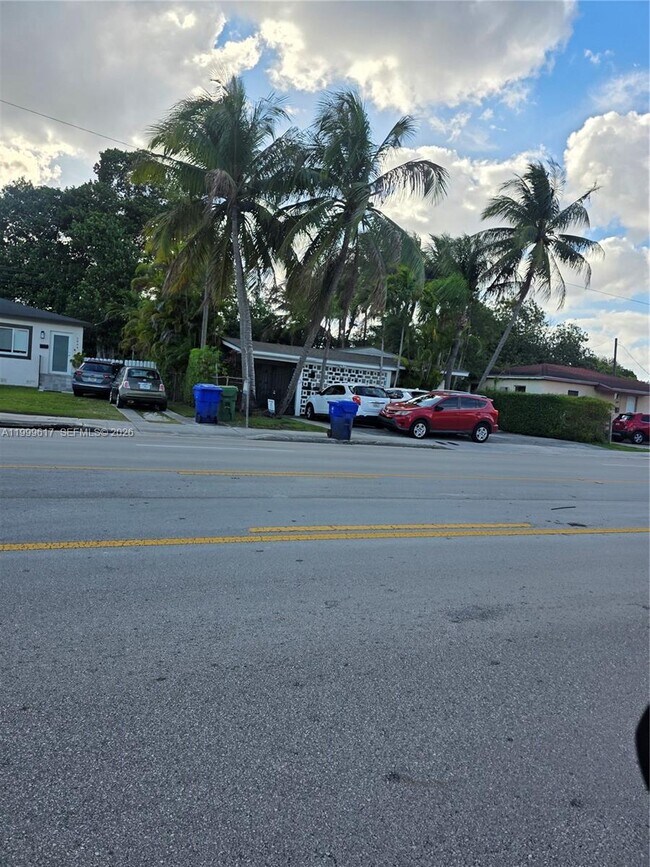 2832 SW 37th Ave in Miami, FL - Building Photo - Building Photo