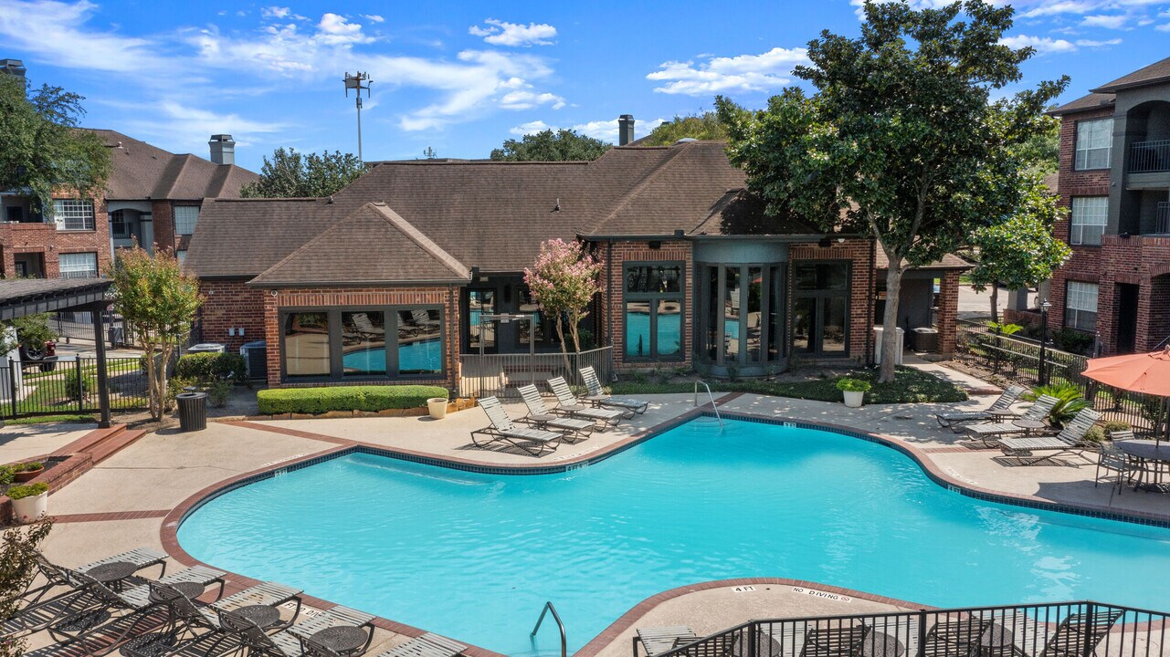 Barnett in Houston, TX - Building Photo