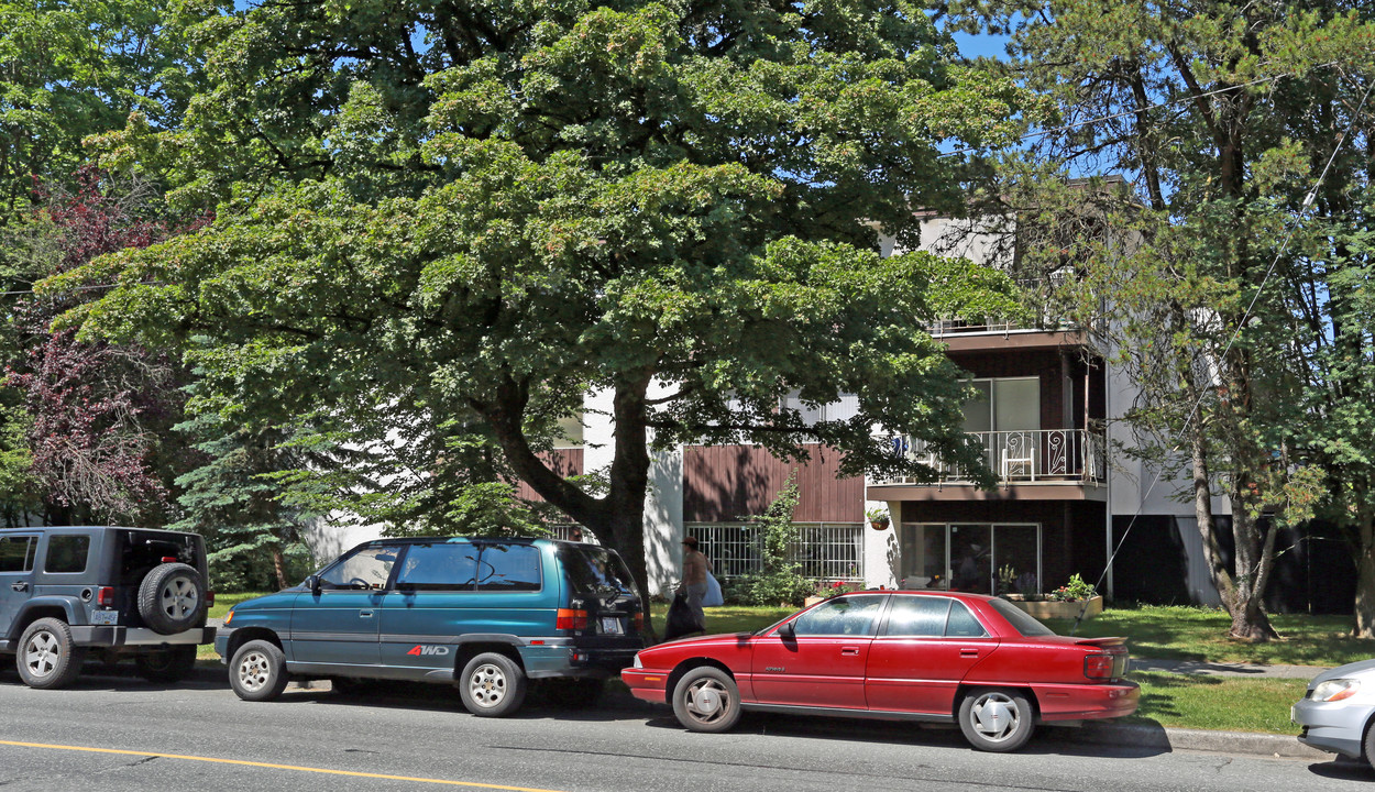 95 E 16th Ave in Vancouver, BC - Building Photo