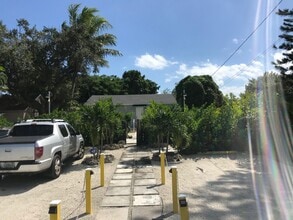 338 NW 96th St, Unit B in Miami, FL - Foto de edificio - Building Photo