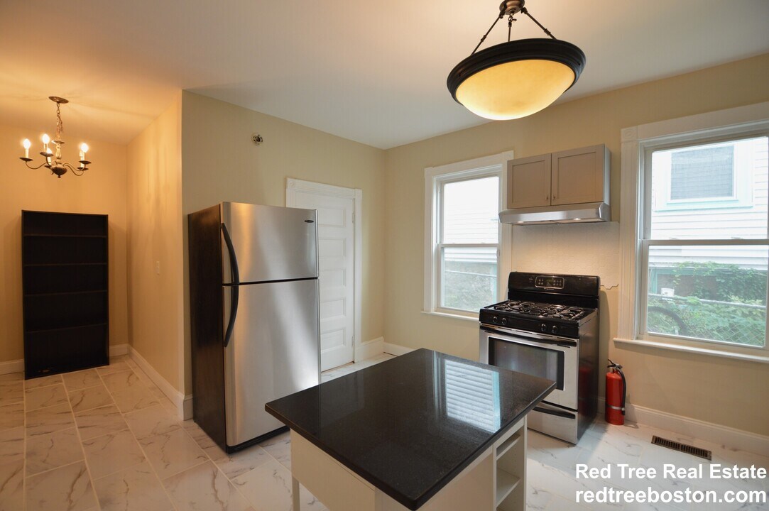 10 Bucknam St, Unit 1 in Boston, MA - Foto de edificio