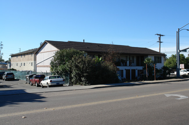1214 Alturas Rd in Fallbrook, CA - Foto de edificio - Building Photo