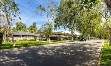 933 W Riviera Dr in Santa Ana, CA - Foto de edificio - Building Photo