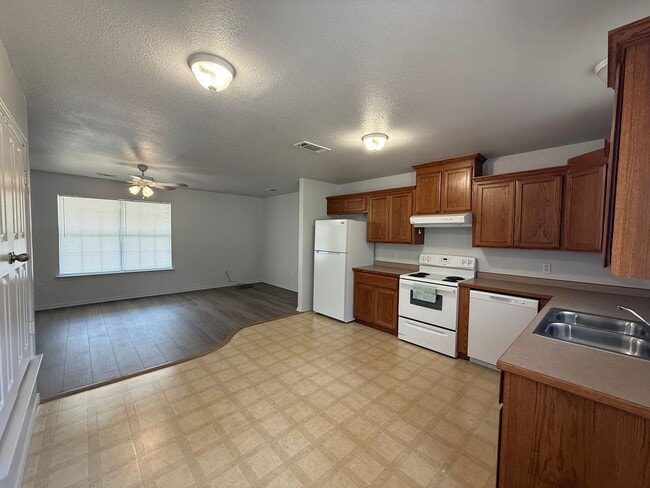 1010 Vance in Hughes Springs, TX - Foto de edificio - Building Photo