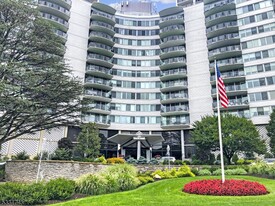 1 Claridge Dr in Verona, NJ - Building Photo