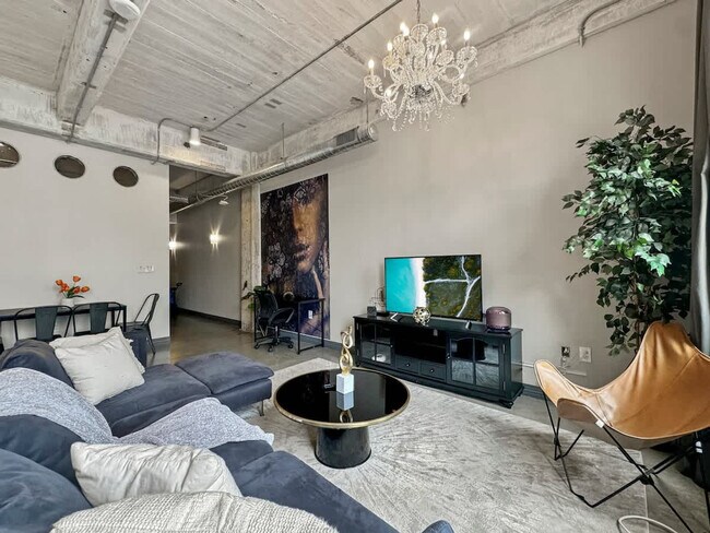 555 Evergreen St in Dallas, TX - Building Photo - Building Photo