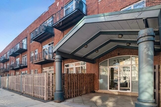 property at 2333 W St Paul Ave