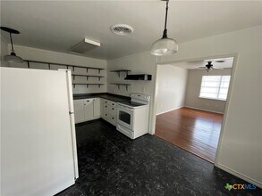 1005 Phil Ave in Copperas Cove, TX - Foto de edificio - Building Photo