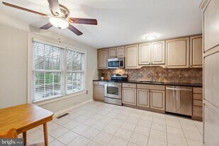 8112 Rhodell Ln in Springfield, VA - Building Photo