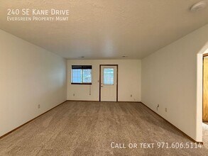 240 SE Kane Dr in Gresham, OR - Building Photo - Building Photo