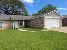 208 Bobbie Ann Ct in Granbury, TX - Building Photo