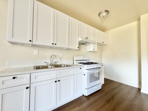 15552 Nordhoff St in Los Angeles, CA - Building Photo - Building Photo