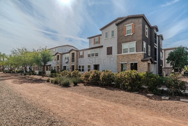 5815 S 23rd Way in Phoenix, AZ - Building Photo - Building Photo