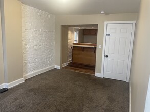 319 W 2nd St, Unit B in Muscatine, IA - Building Photo - Building Photo