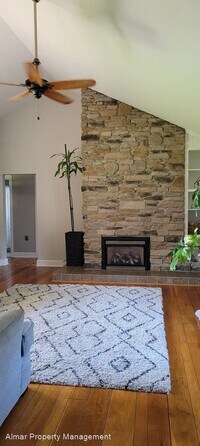 724 S Summit St photo'