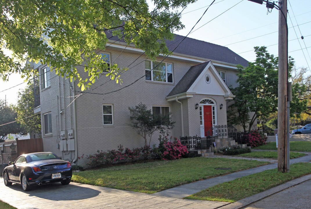 101 W William David in Metairie, LA - Building Photo