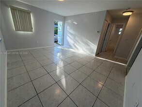 6895 Loch Ness Dr in Miami Lakes, FL - Building Photo - Building Photo