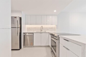 1665 Bay Rd in Miami Beach, FL - Building Photo - Building Photo