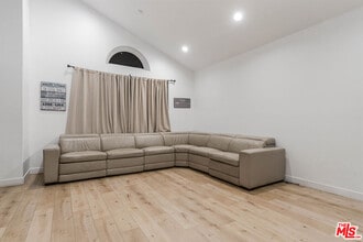 20318 Blythe St in Los Angeles, CA - Building Photo - Building Photo