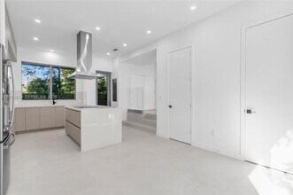 3204 Plaza St in Miami, FL - Building Photo - Building Photo