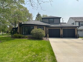 4515 N Lake Dr in Whitefish Bay, WI - Building Photo