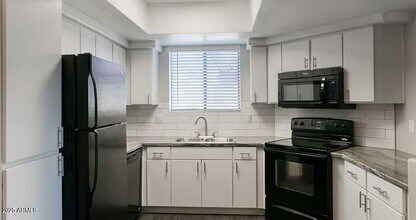 1100 E Osborn Rd in Phoenix, AZ - Foto de edificio - Building Photo