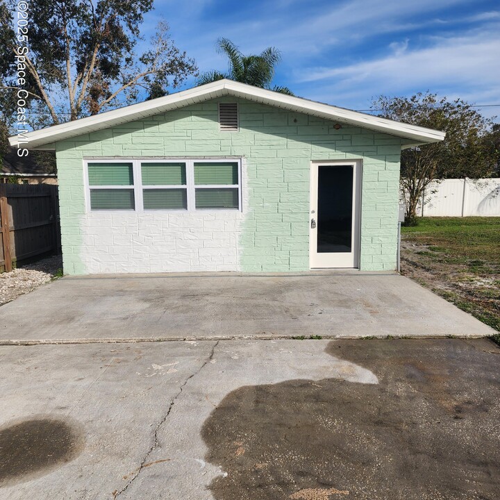 660 Belvedere Rd NW in Palm Bay, FL - Building Photo