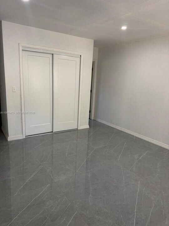 1946 NE 167th St in North Miami Beach, FL - Building Photo