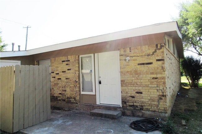 2710 St Edwards Cir in Austin, TX - Building Photo - Building Photo